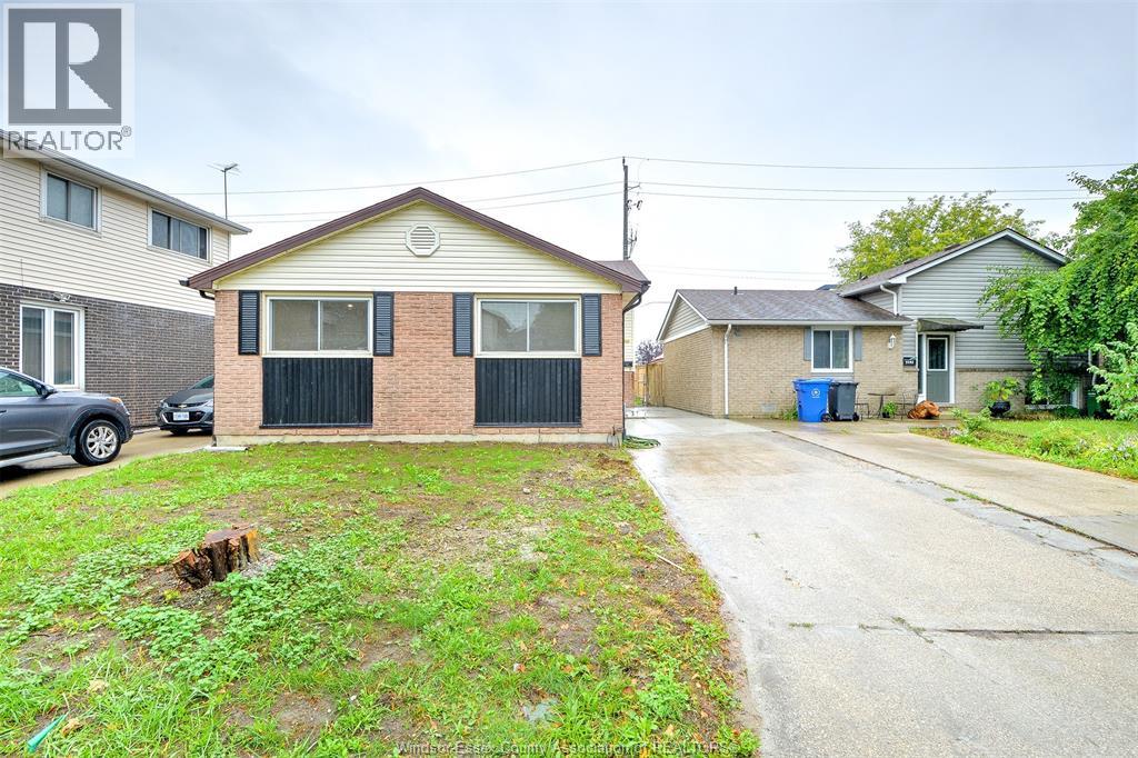 1411 BAYSWATER CRESCENT - 1