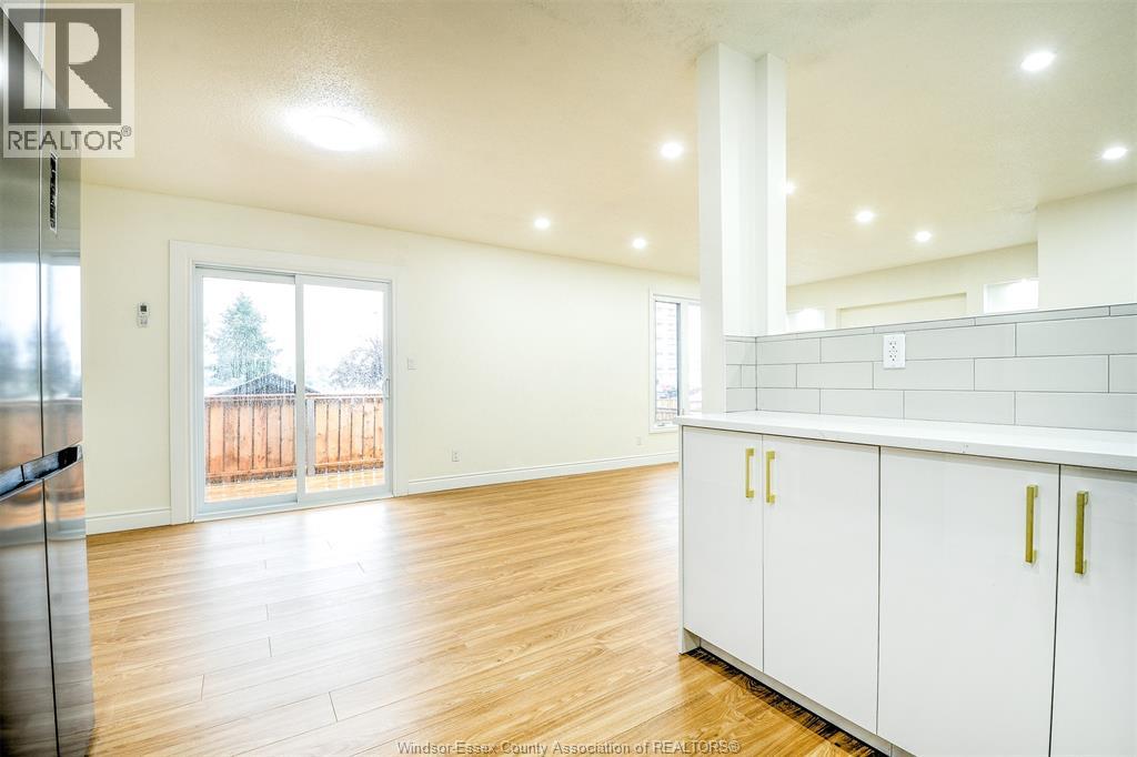 1411 BAYSWATER CRESCENT - 14