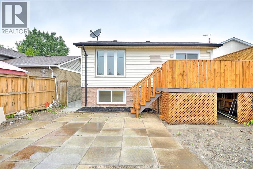 1411 BAYSWATER CRESCENT - 23