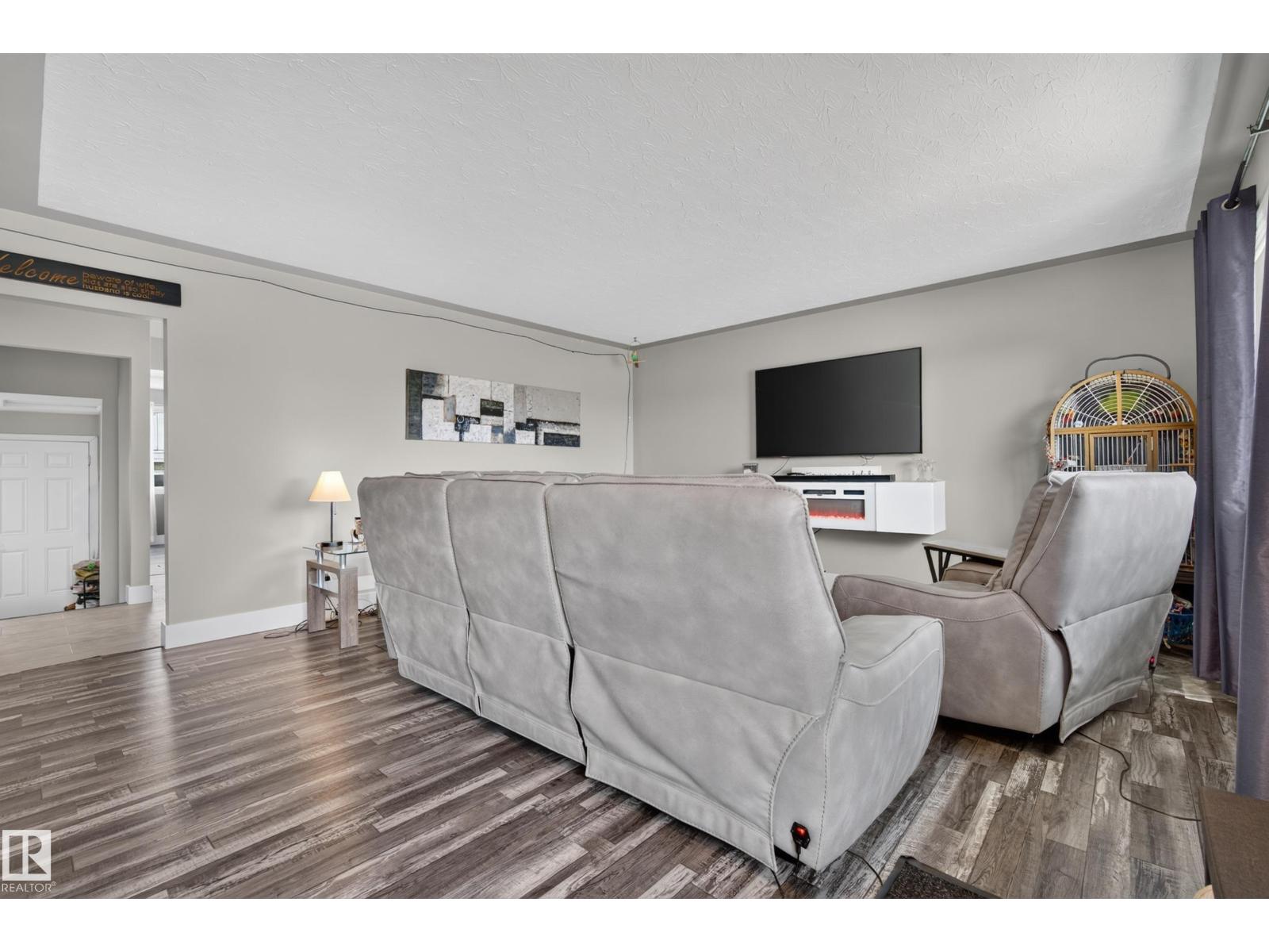 13512 111 ST NW - 4