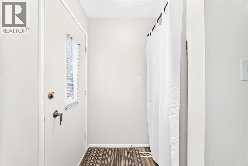 755 Kingsmere Crescent SW - Image 4