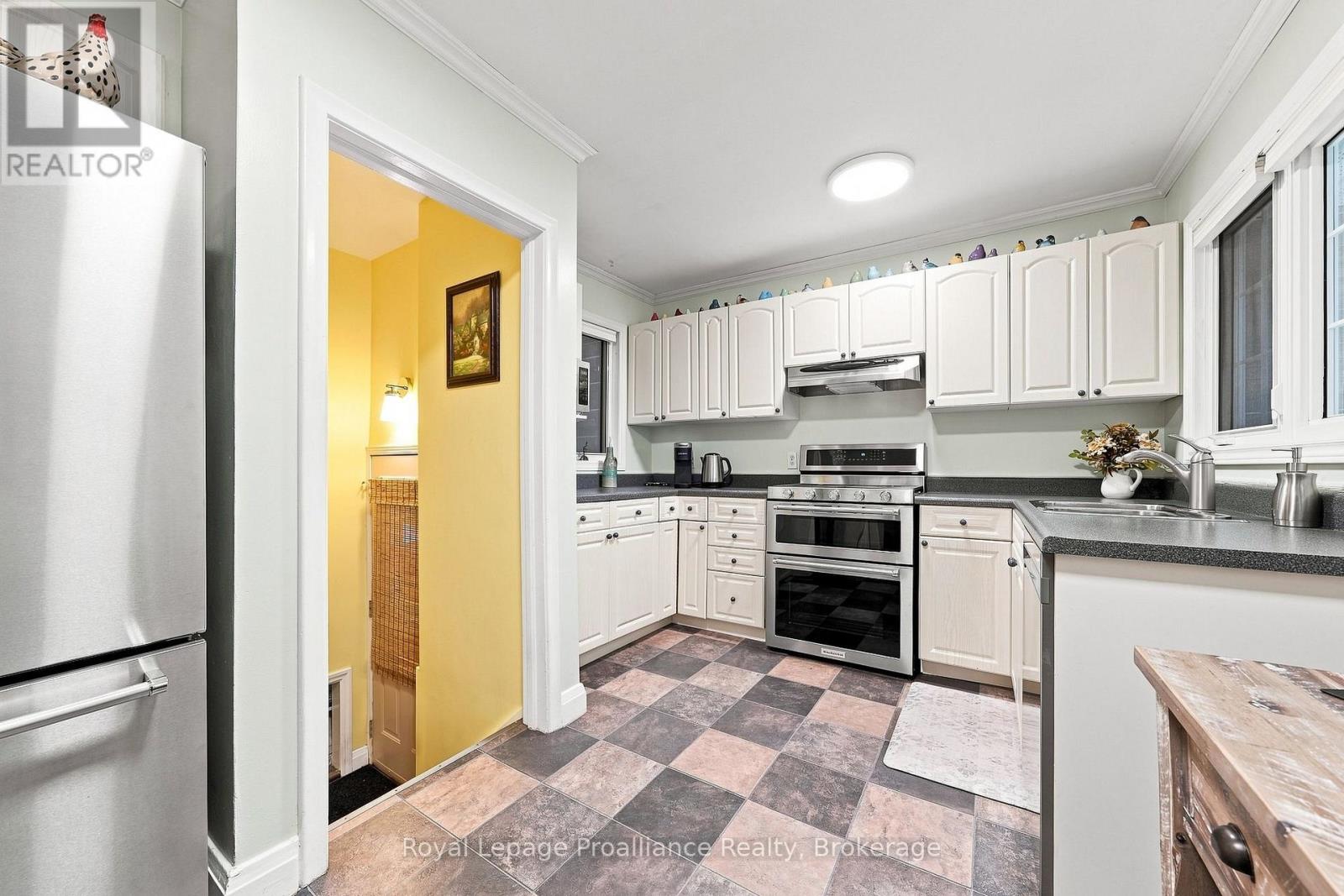 130 HASTINGS DRIVE, Belleville (Belleville Ward) — photo 2