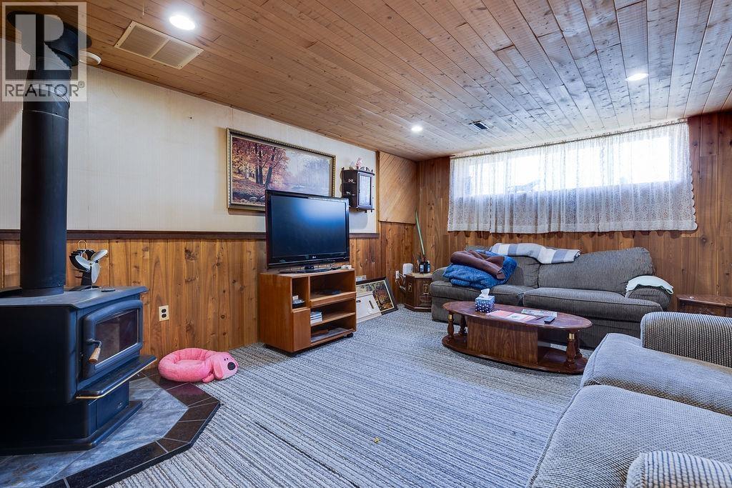 7823 QUEENS CRESCENT - 17