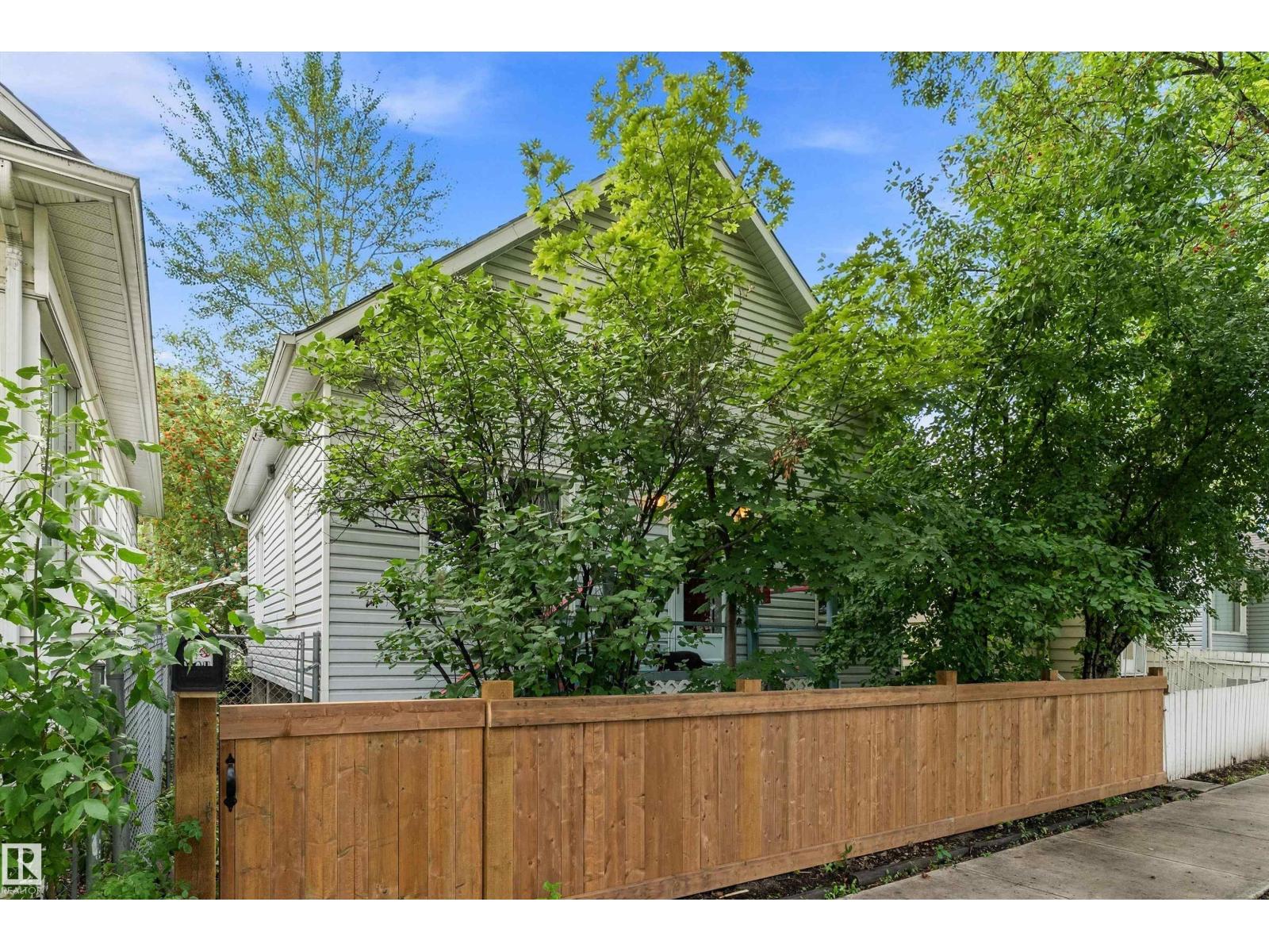 10816 92 ST NW - 3