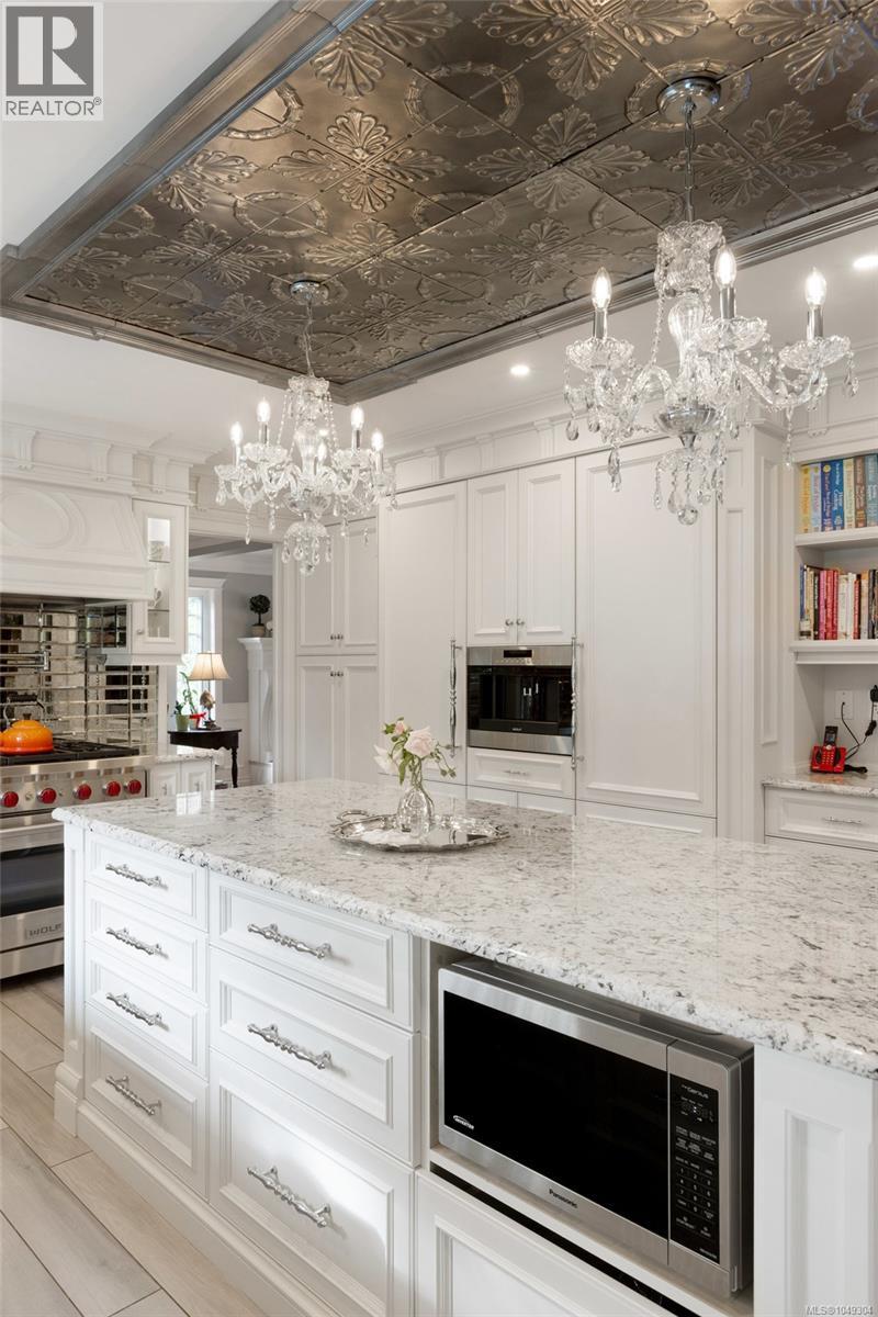 2773 Arbutus Rd - Image 13