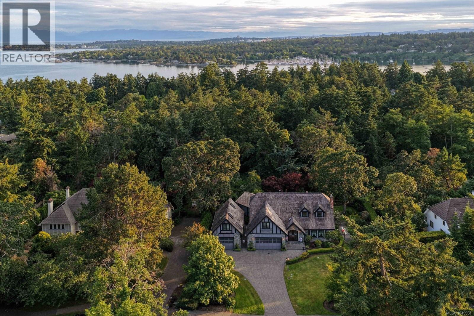 2773 Arbutus Rd - 2