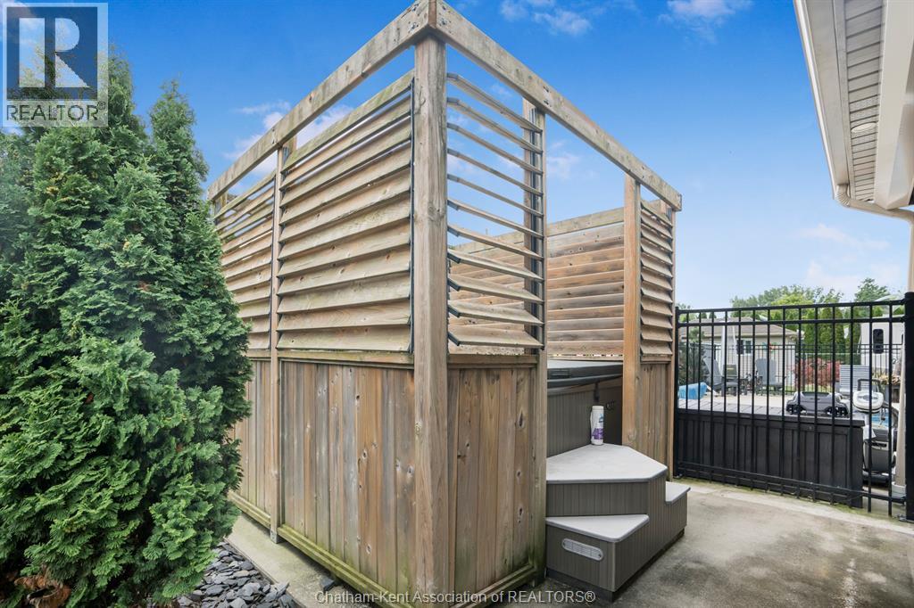 22 Wellington STREET - 32