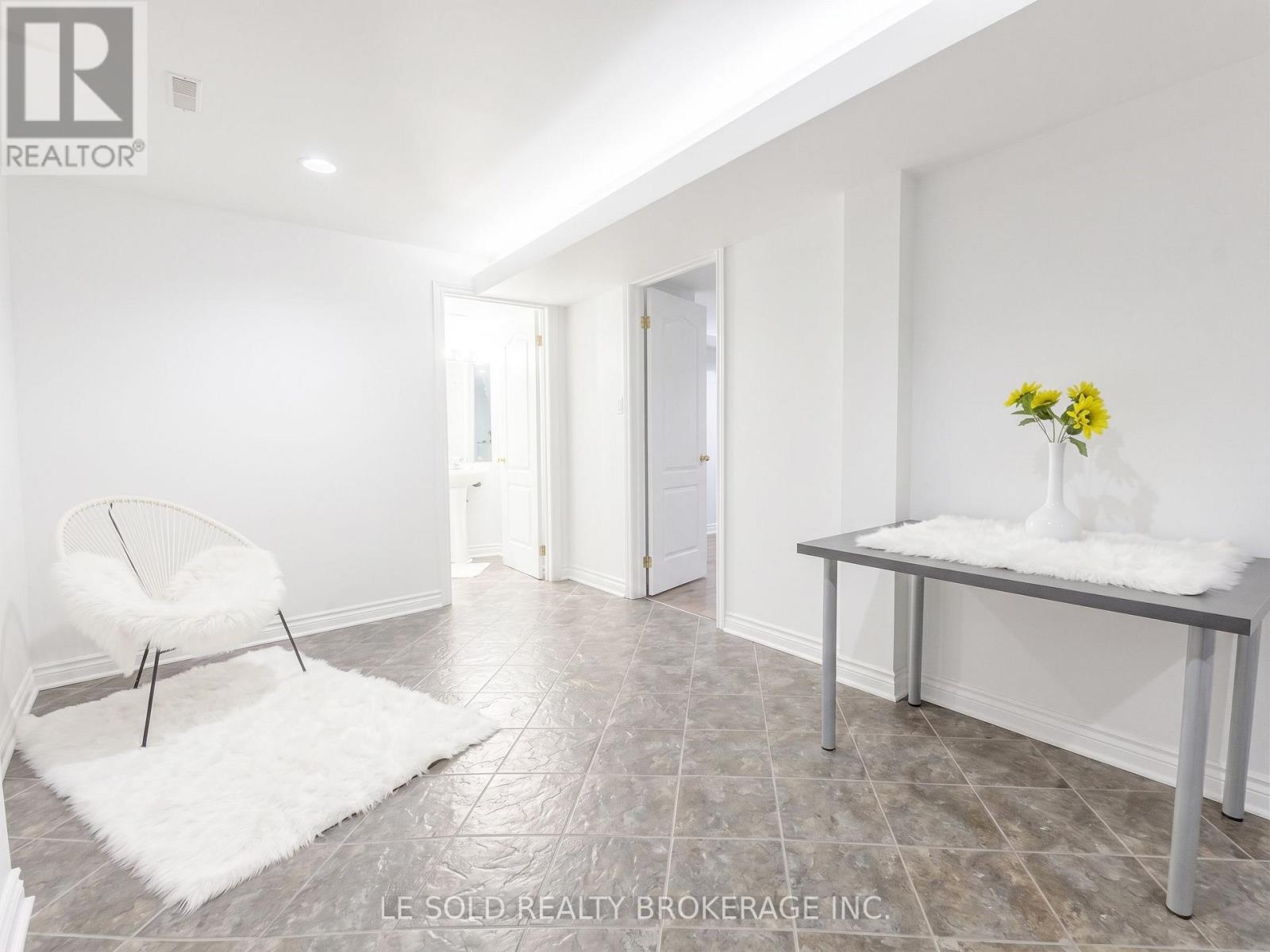 76 LARRATT LANE - 34
