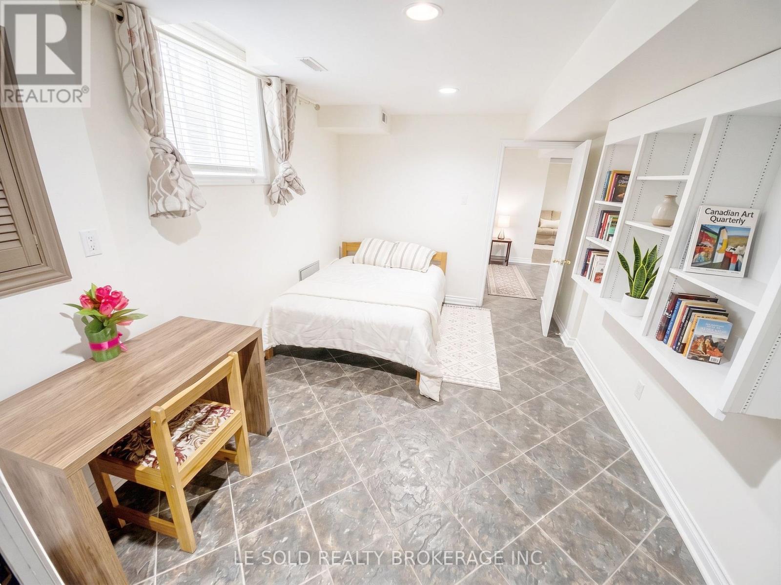 76 LARRATT LANE - 36
