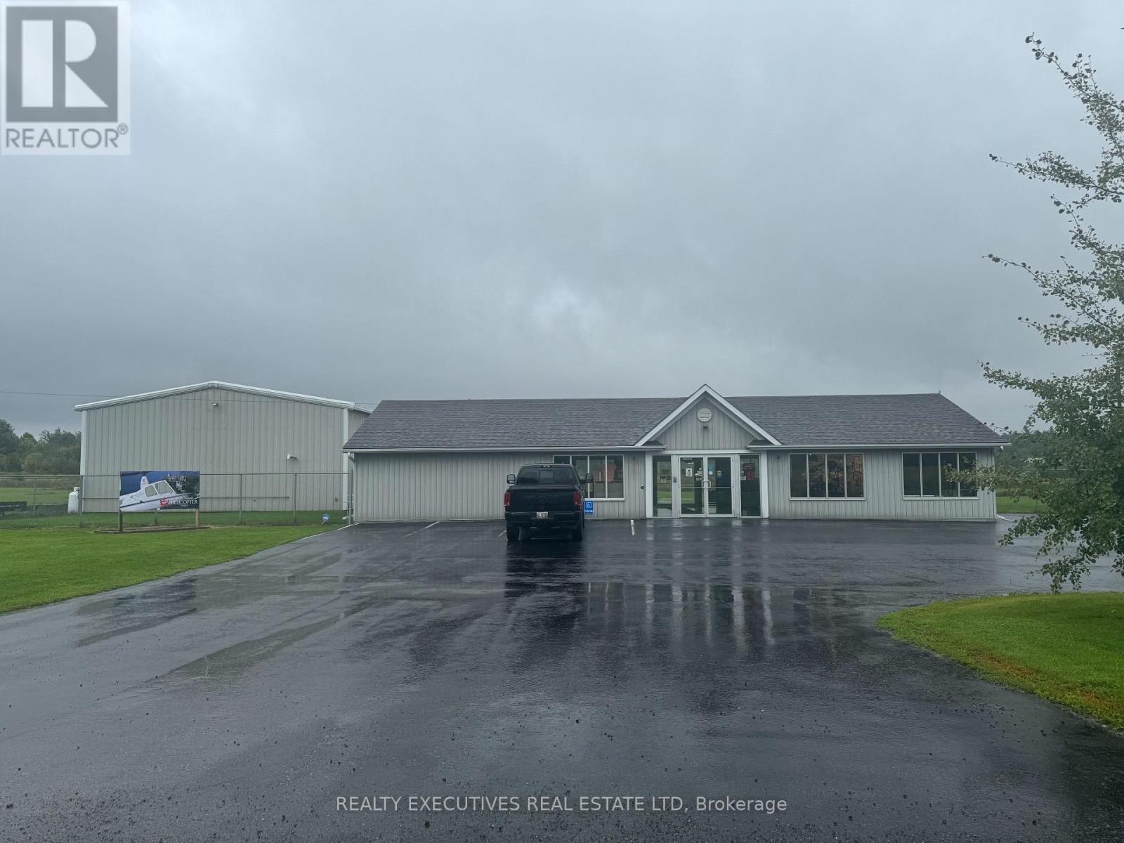 88 32 HIGHWAY N, Front of Leeds & Seeleys Bay — photo 3