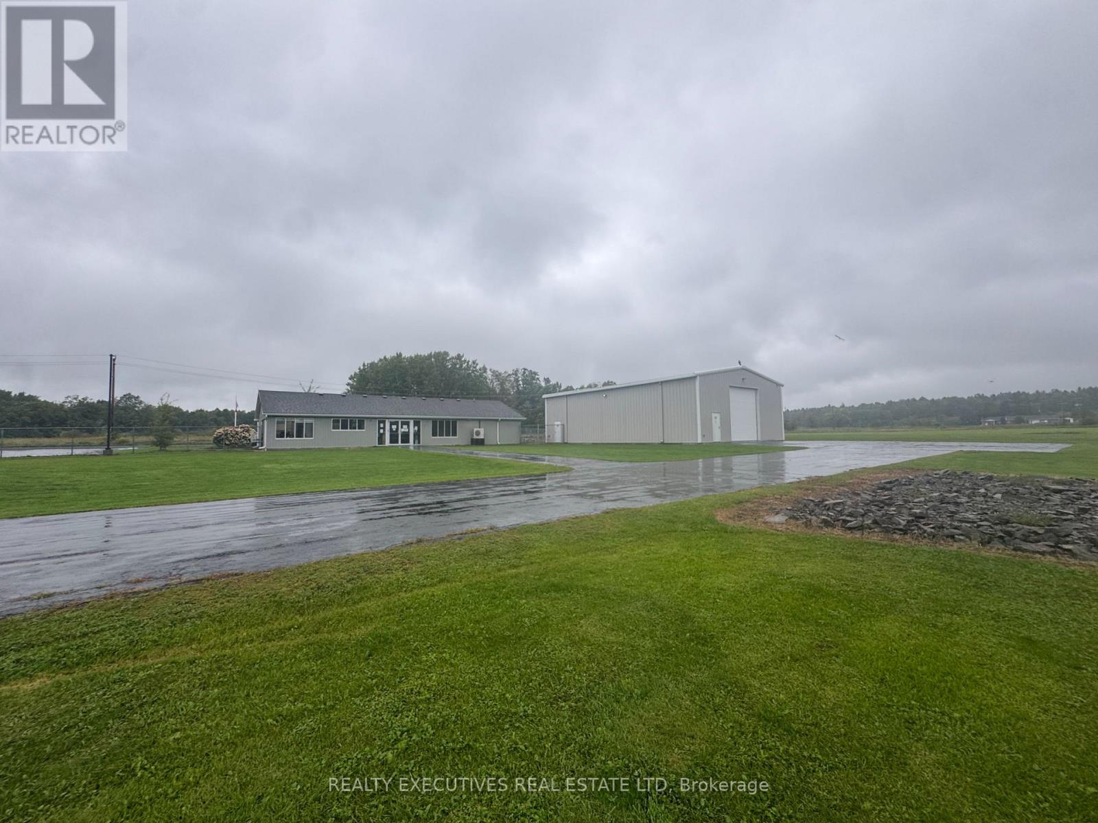 88 32 HIGHWAY N, Front of Leeds & Seeleys Bay — photo 5