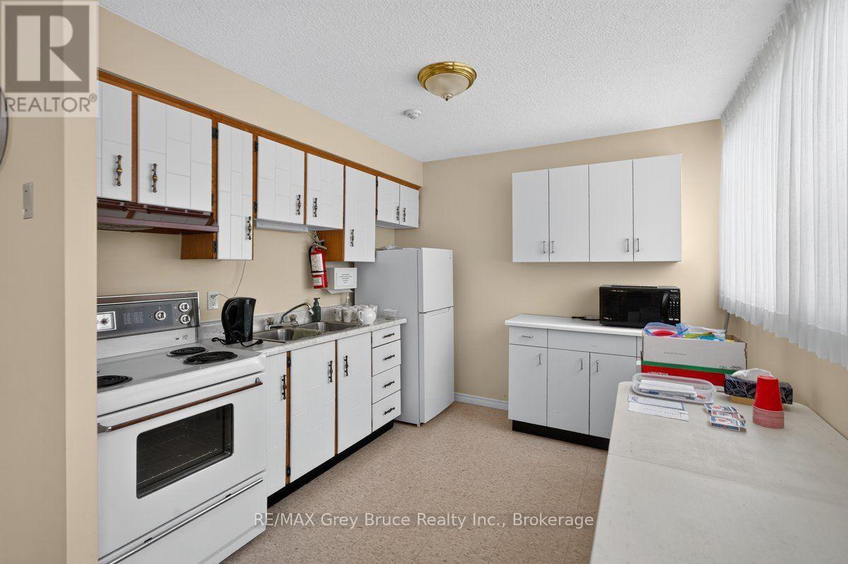 #208 860 9TH STREET - 5