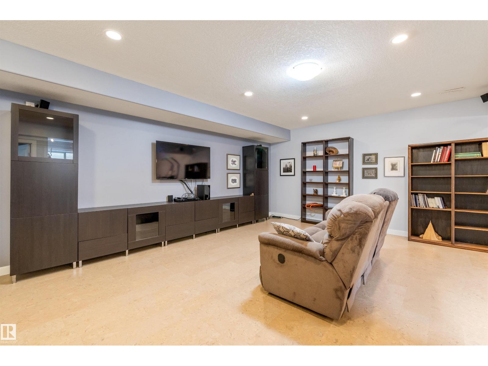 #10 841 156 ST NW - 29