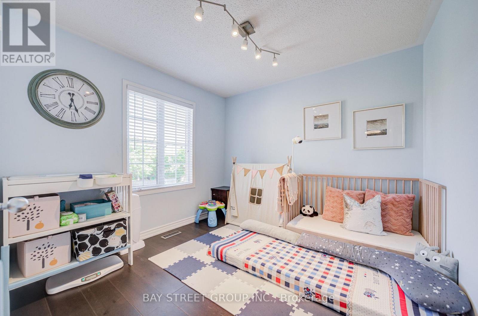 25 WATERTON CRESCENT - 21