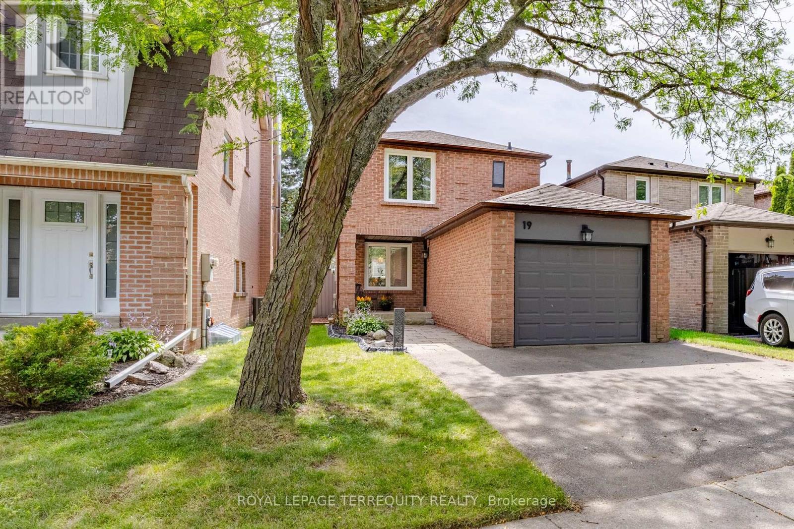 19 BROCKLESBY CRESCENT, Ajax (Central West) — photo 2