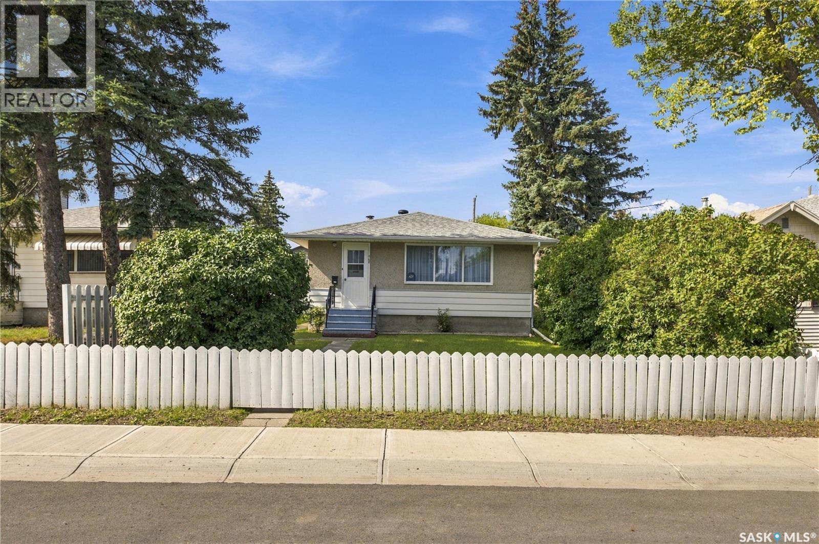 468 St John STREET, Regina — photo 1