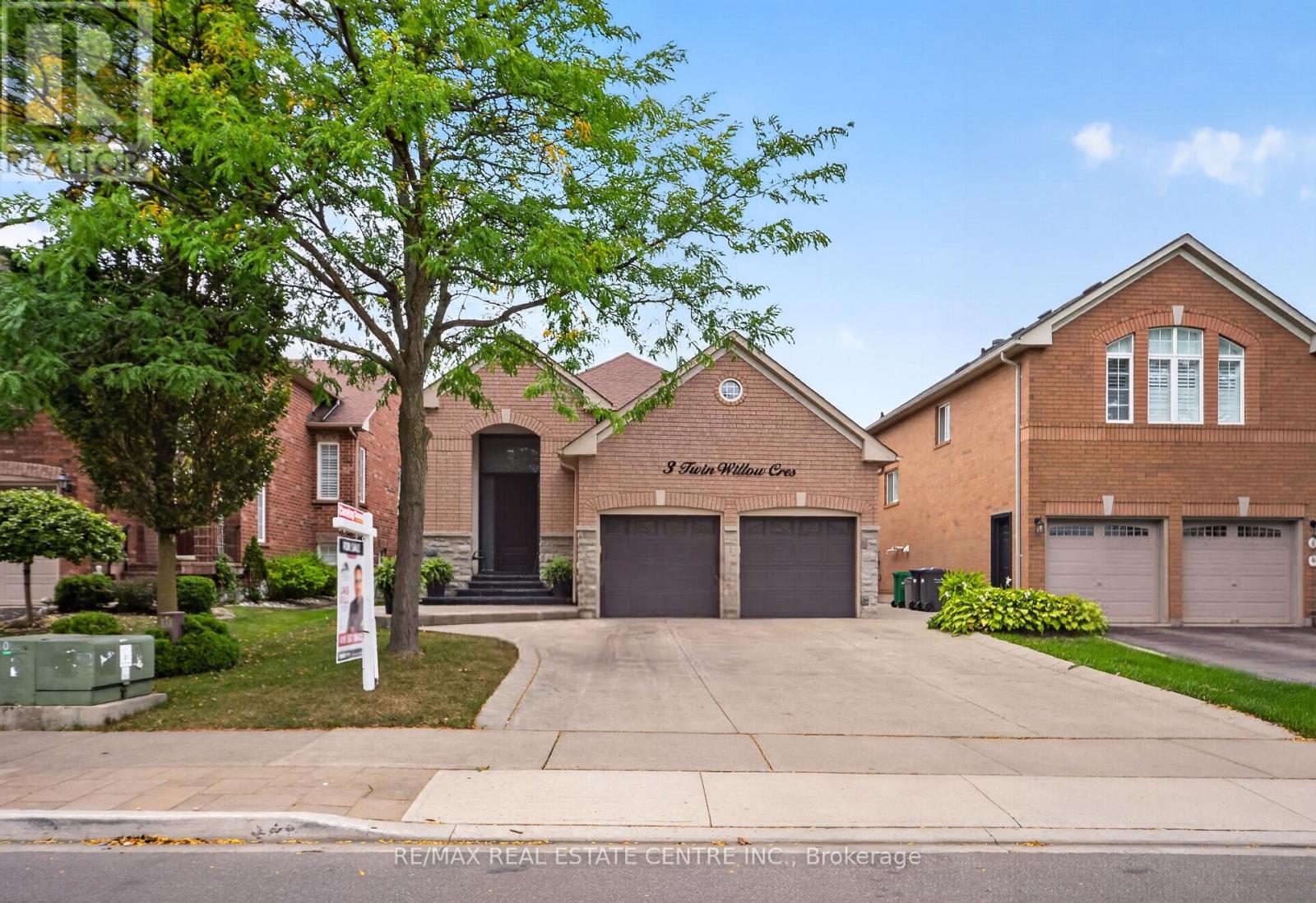 3 TWIN WILLOW CRESCENT - 1