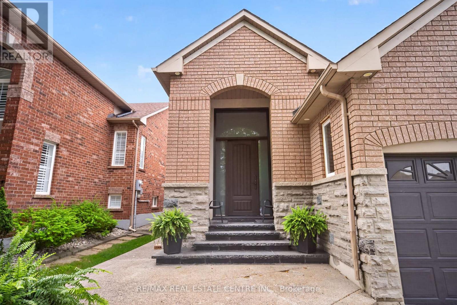 3 TWIN WILLOW CRESCENT - 2