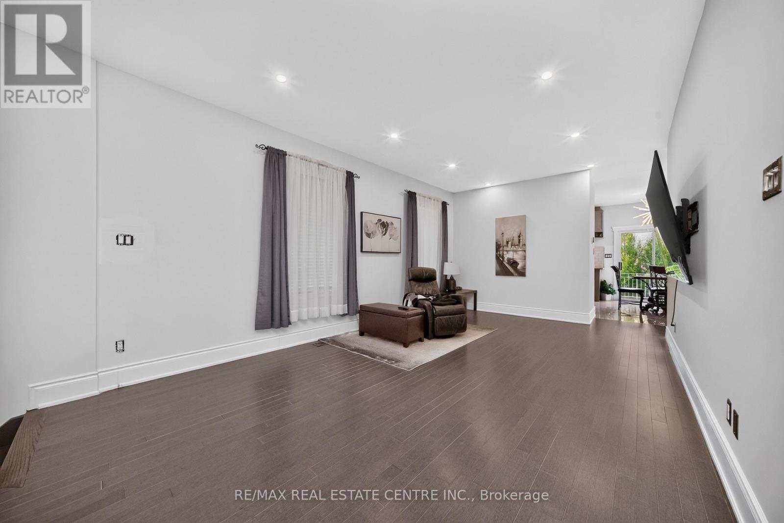 3 TWIN WILLOW CRESCENT - 4