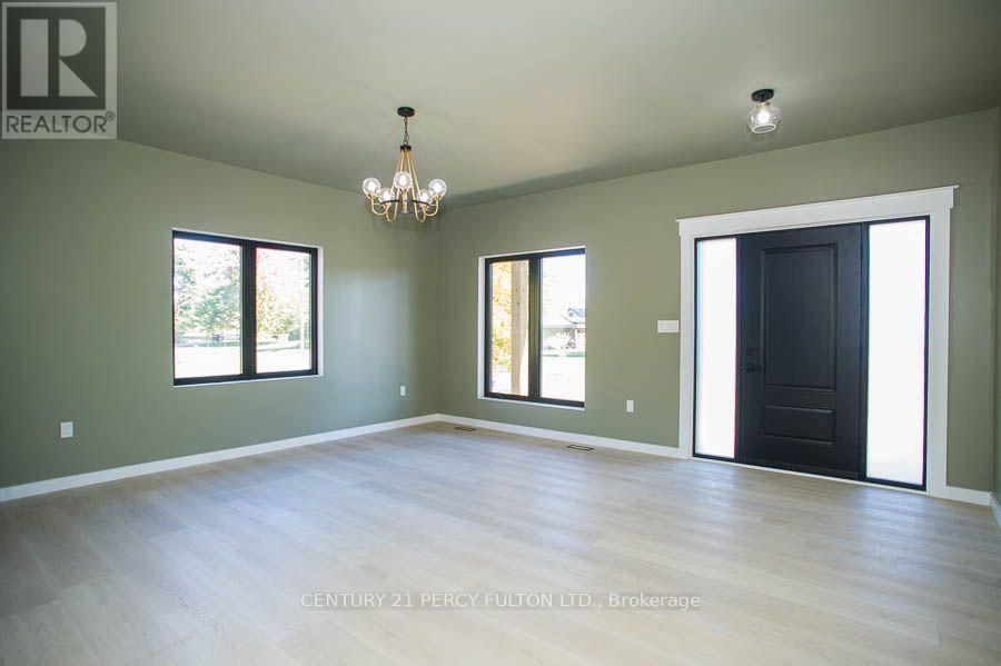 7 SCOTT DRIVE, Norfolk (Port Dover) — photo 2
