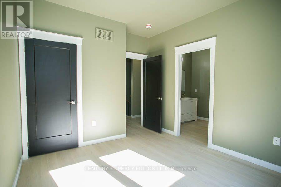 7 SCOTT DRIVE - 18
