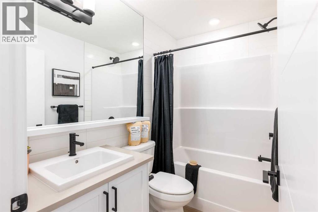 #1203 30 Rochester View NW - 12