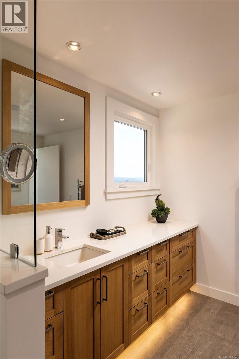 532 Beach Dr - Image 37