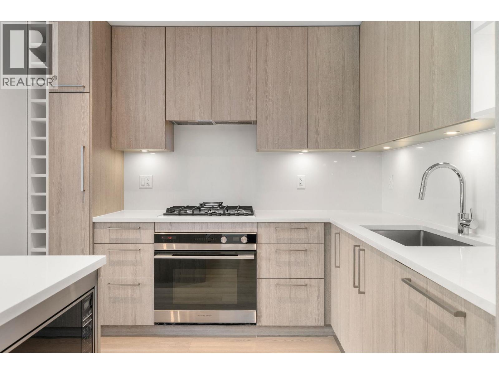 115 747 E 3RD STREET, North Vancouver