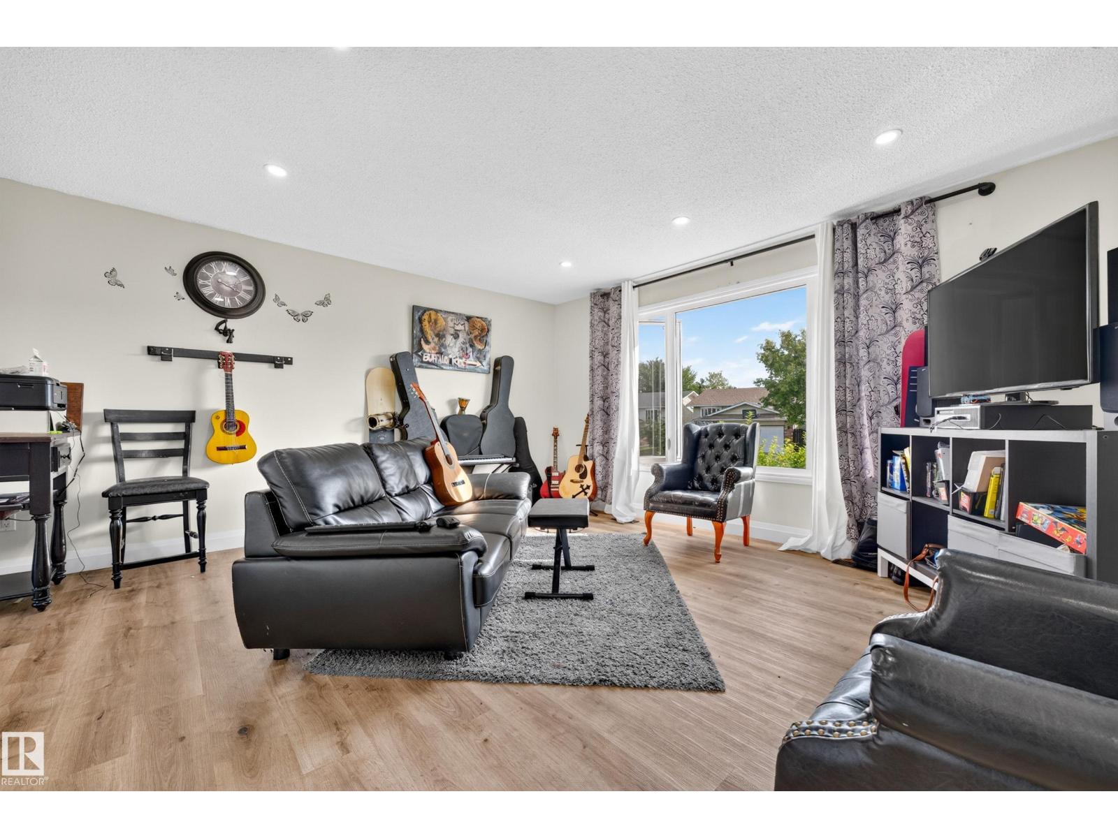 2412 80 ST NW - 4