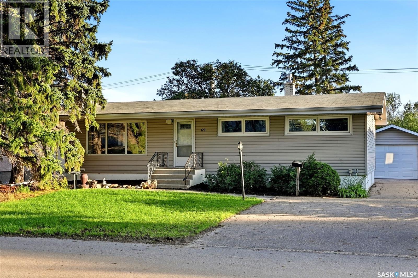 69 Darke CRESCENT - 1