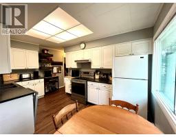 Kitchen - 807 23 Highway N, Nakusp, BC V0G1R0 Photo 10
