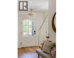 Living room - 2535 Queenswood Dr, Saanich, BC V8N1X4 Photo 6