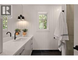 2535 Queenswood Dr, Saanich, BC V8N1X4 Photo 37