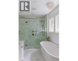 2535 Queenswood Dr, Saanich, BC V8N1X4 Photo 31