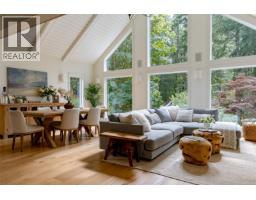 Kitchen - 2535 Queenswood Dr, Saanich, BC V8N1X4 Photo 7