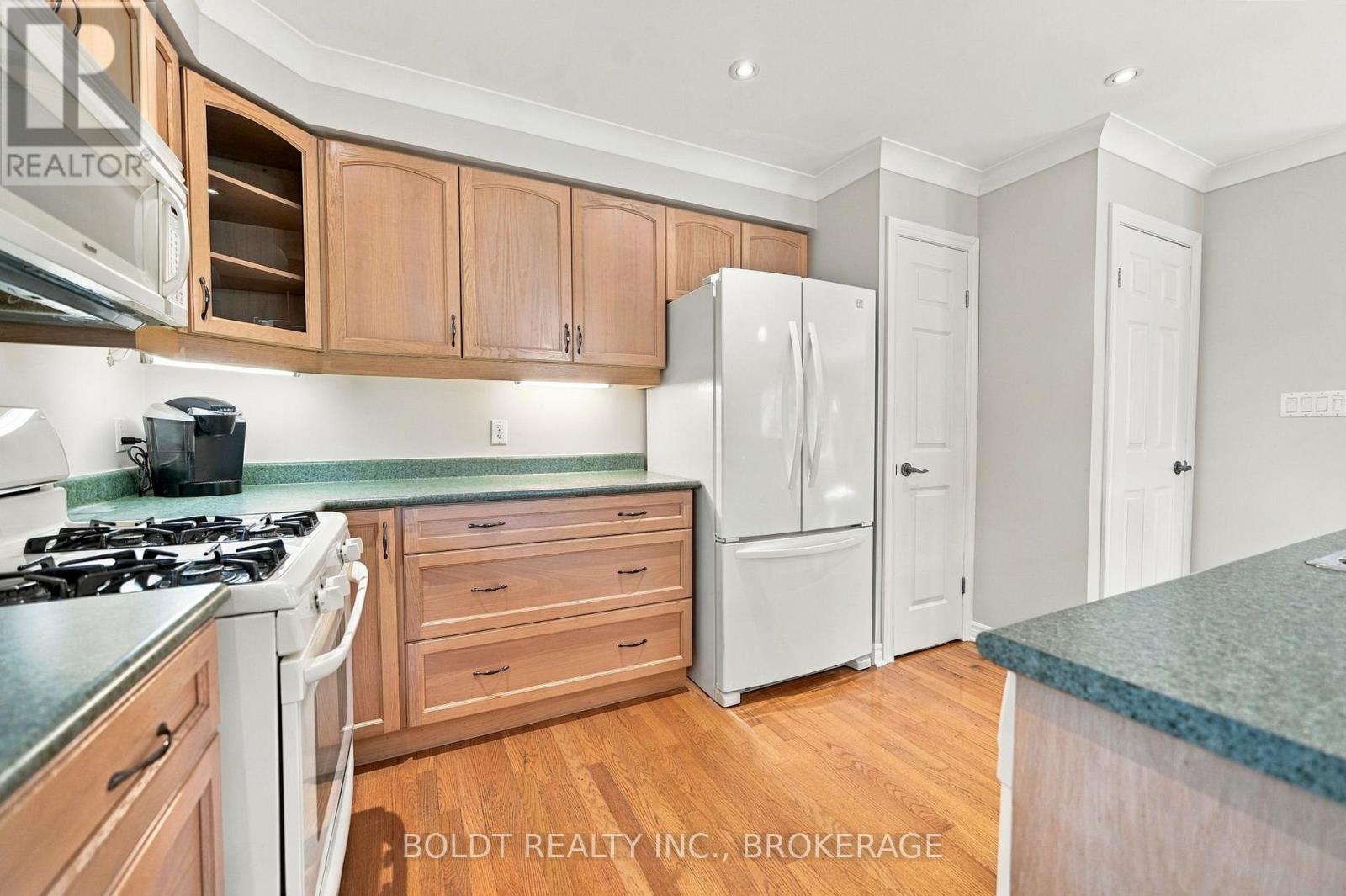 255 SULLIVAN AVENUE - Image 17