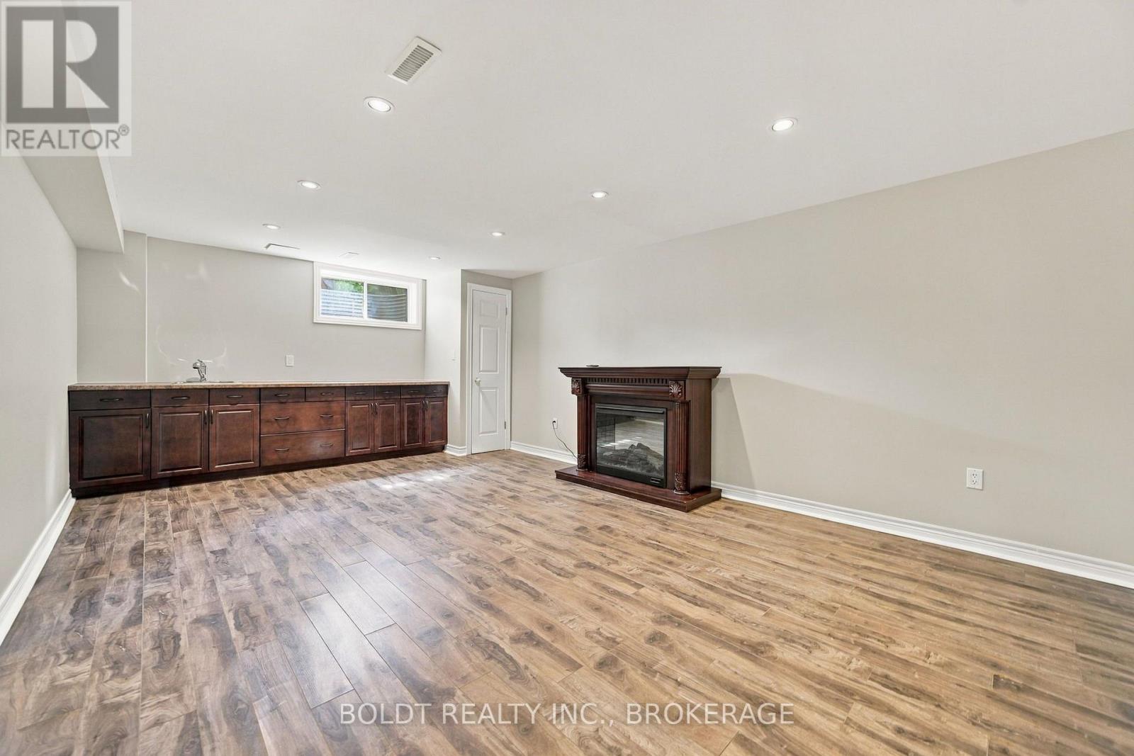 255 SULLIVAN AVENUE - Image 32