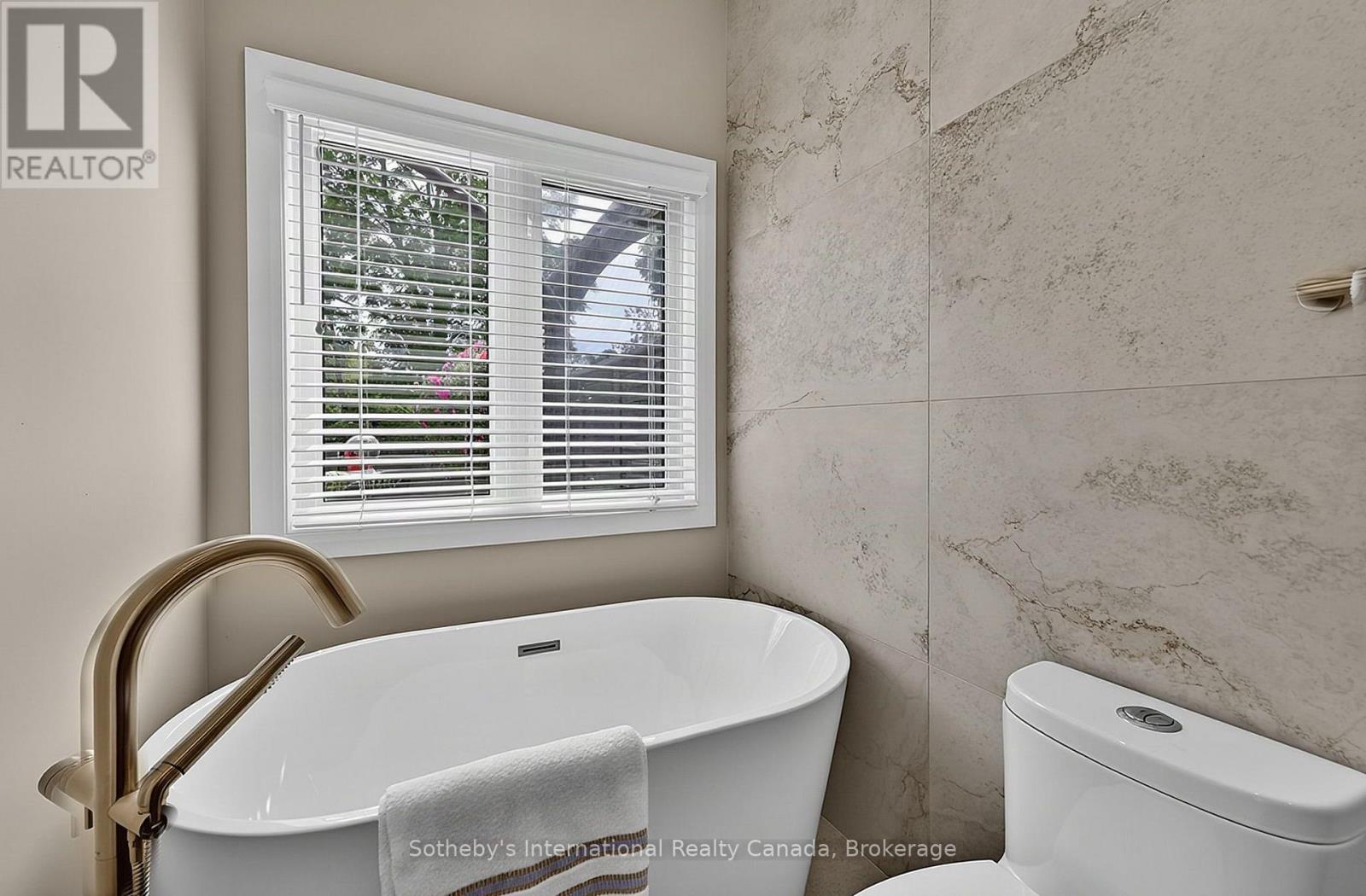 48 THOMAS DRIVE - Image 23