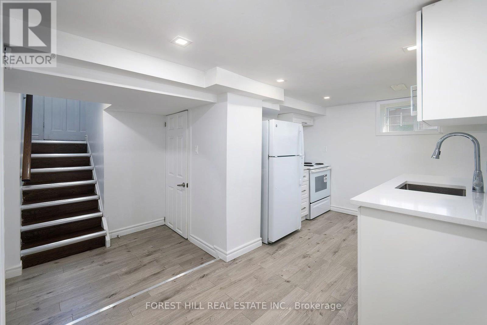 32 STAMFORD SQUARE N - 23