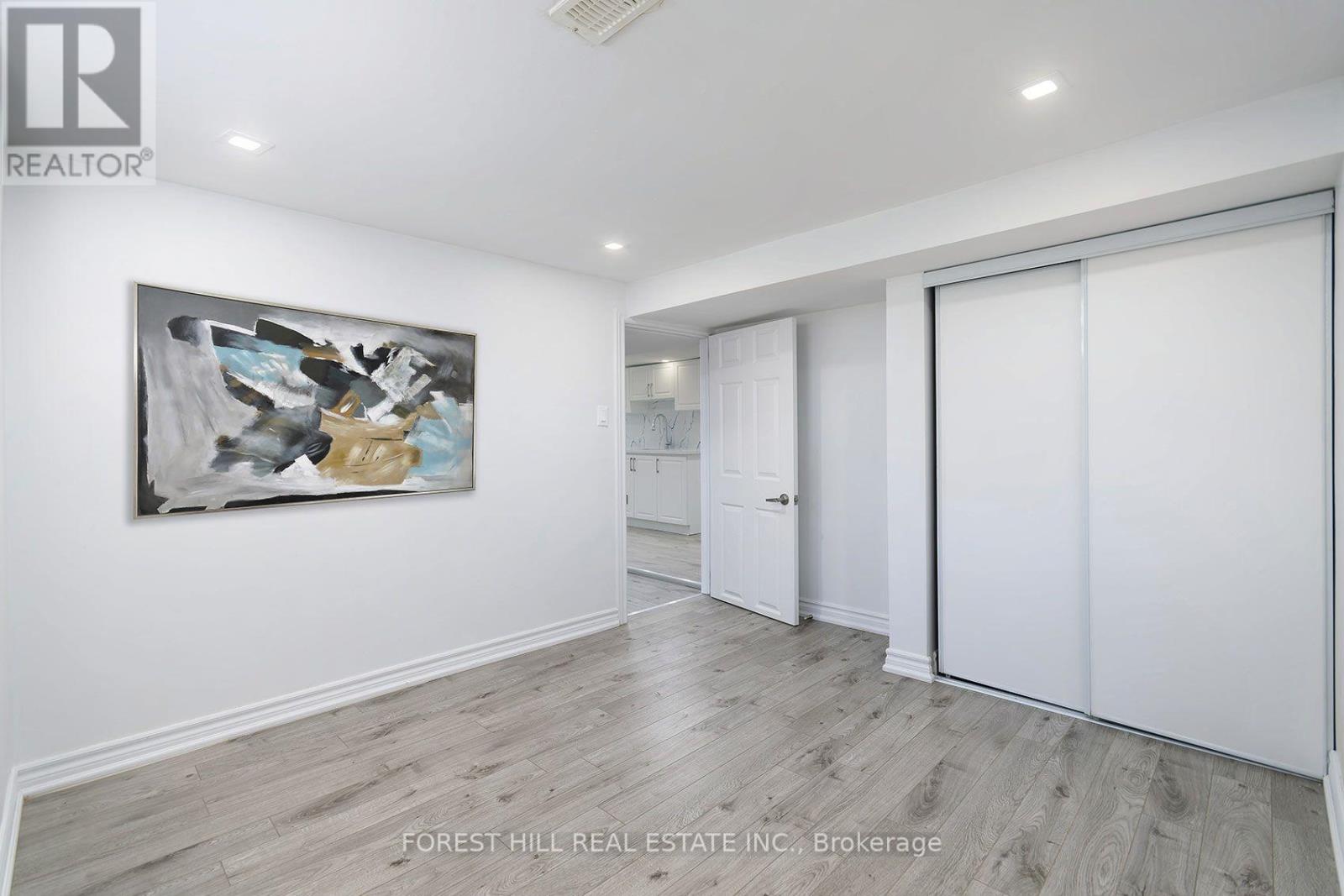 32 STAMFORD SQUARE N - Image 31
