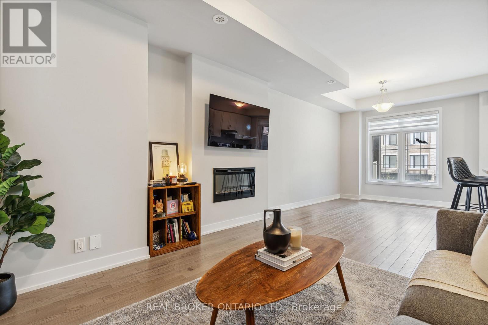 92 WILLIAM SHEARN CRESCENT - 21