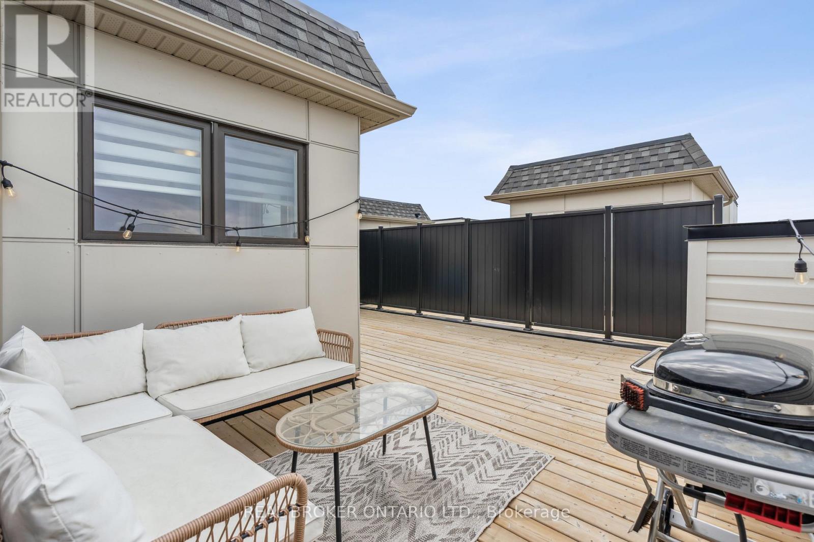 92 WILLIAM SHEARN CRESCENT - 32