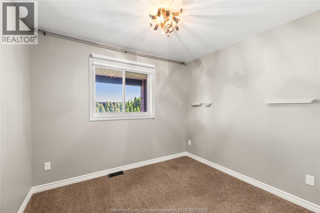 1068 THUNDERBAY AVENUE - 11