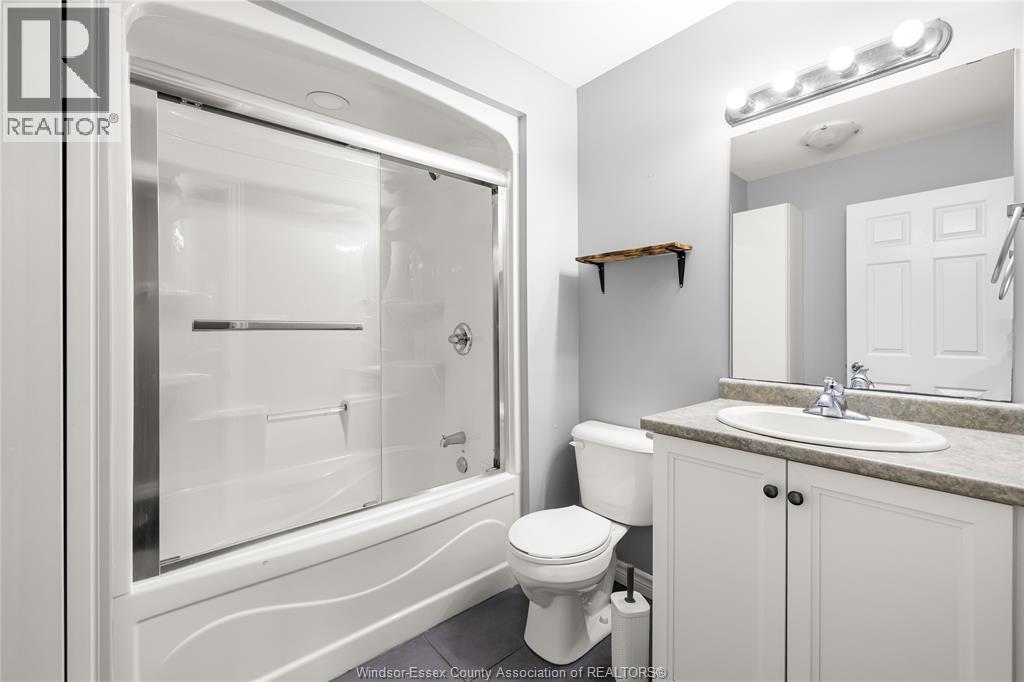 1068 THUNDERBAY AVENUE - 8
