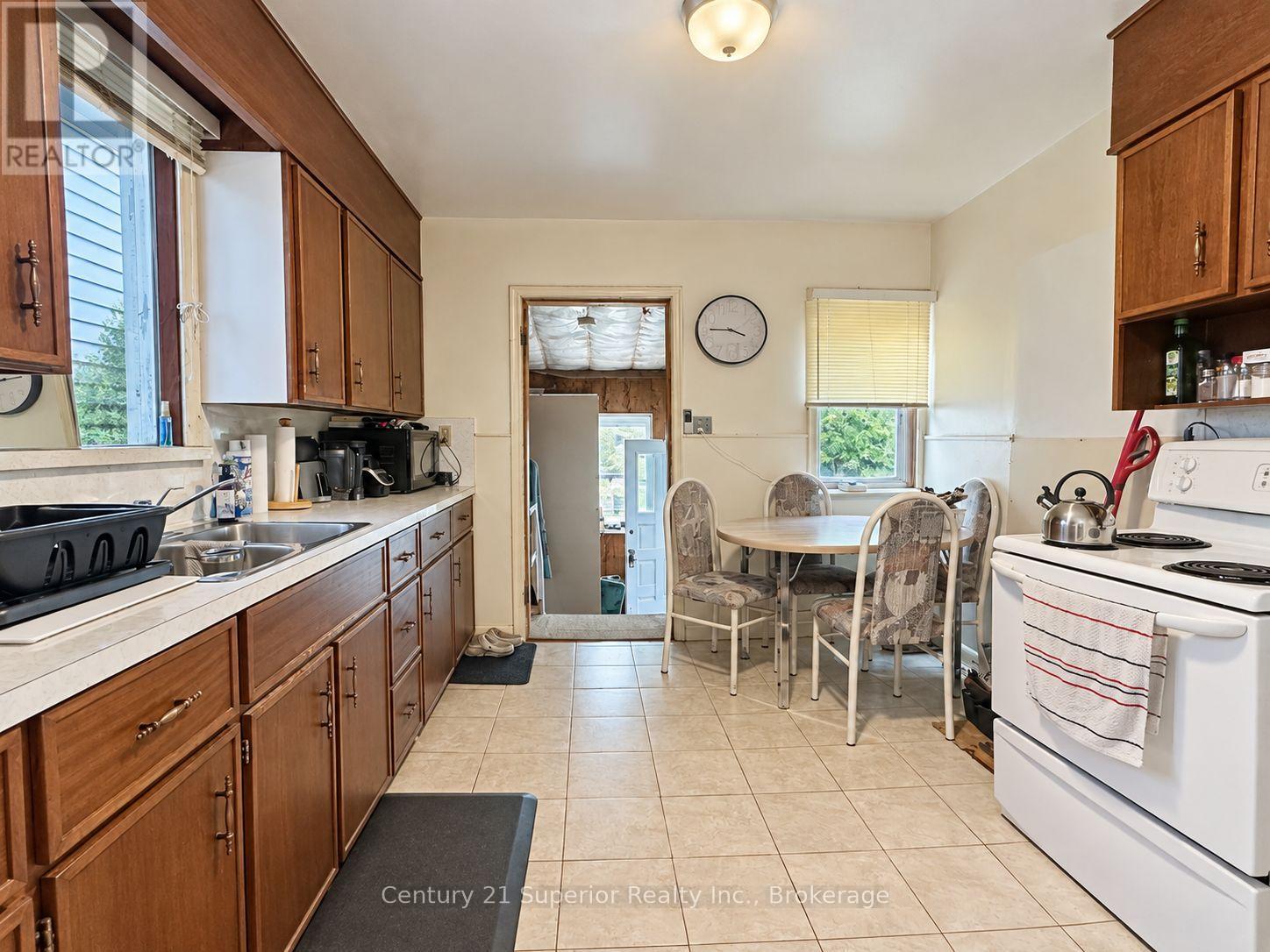 819 MAY STREET N - 13