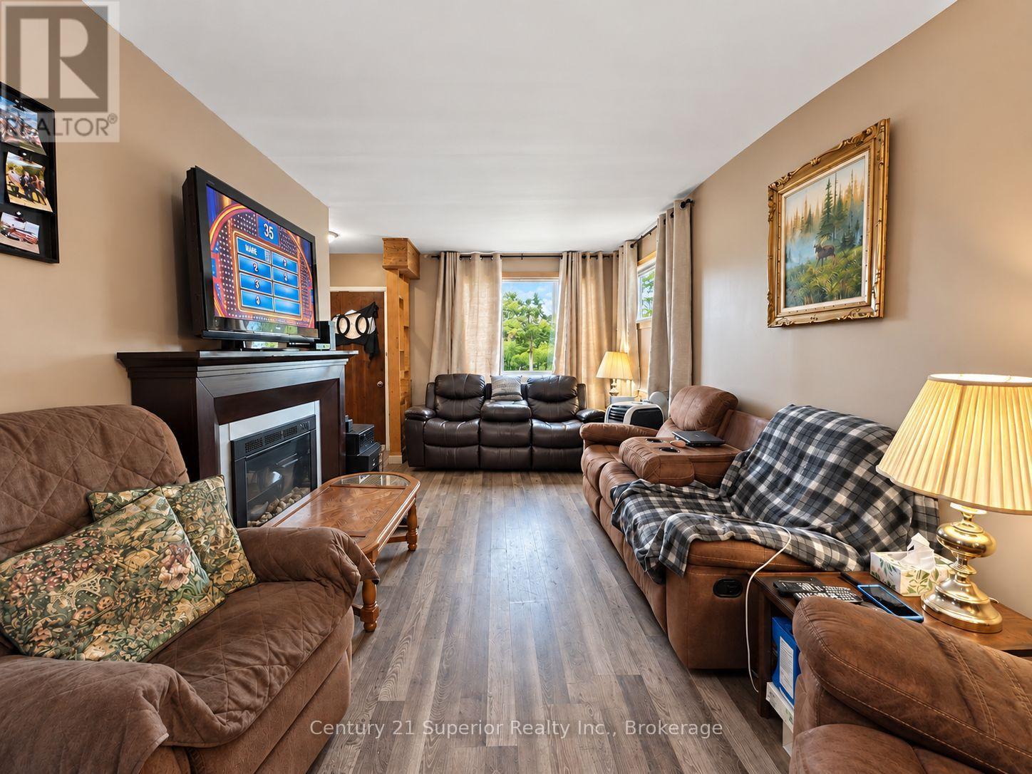819 MAY STREET N - 11