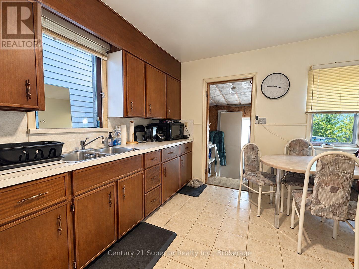 819 MAY STREET N - Image 17