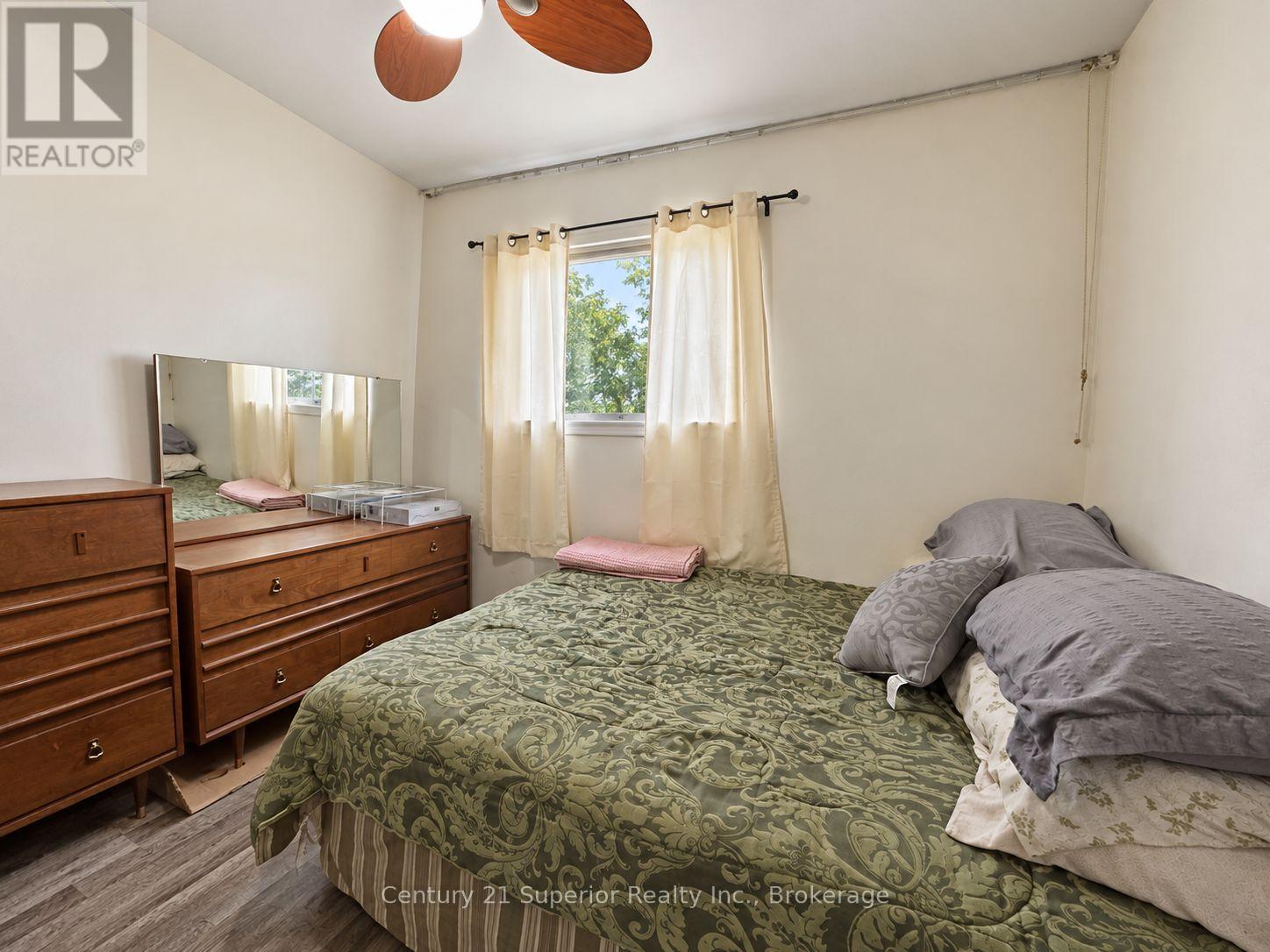 819 MAY STREET N - 20