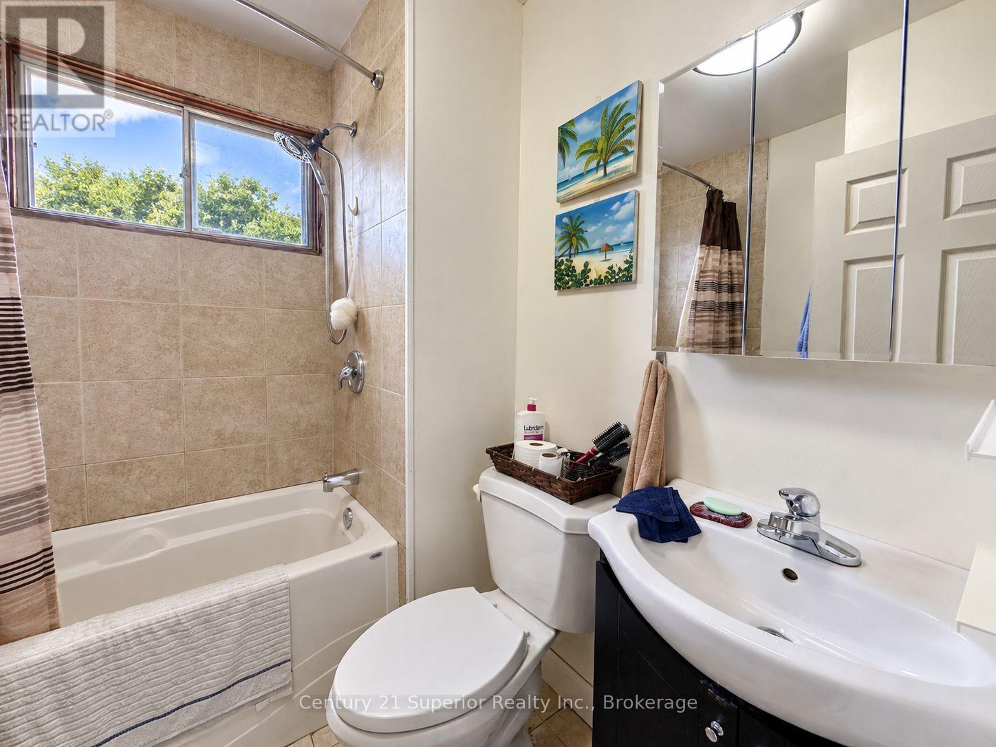 819 MAY STREET N - 22