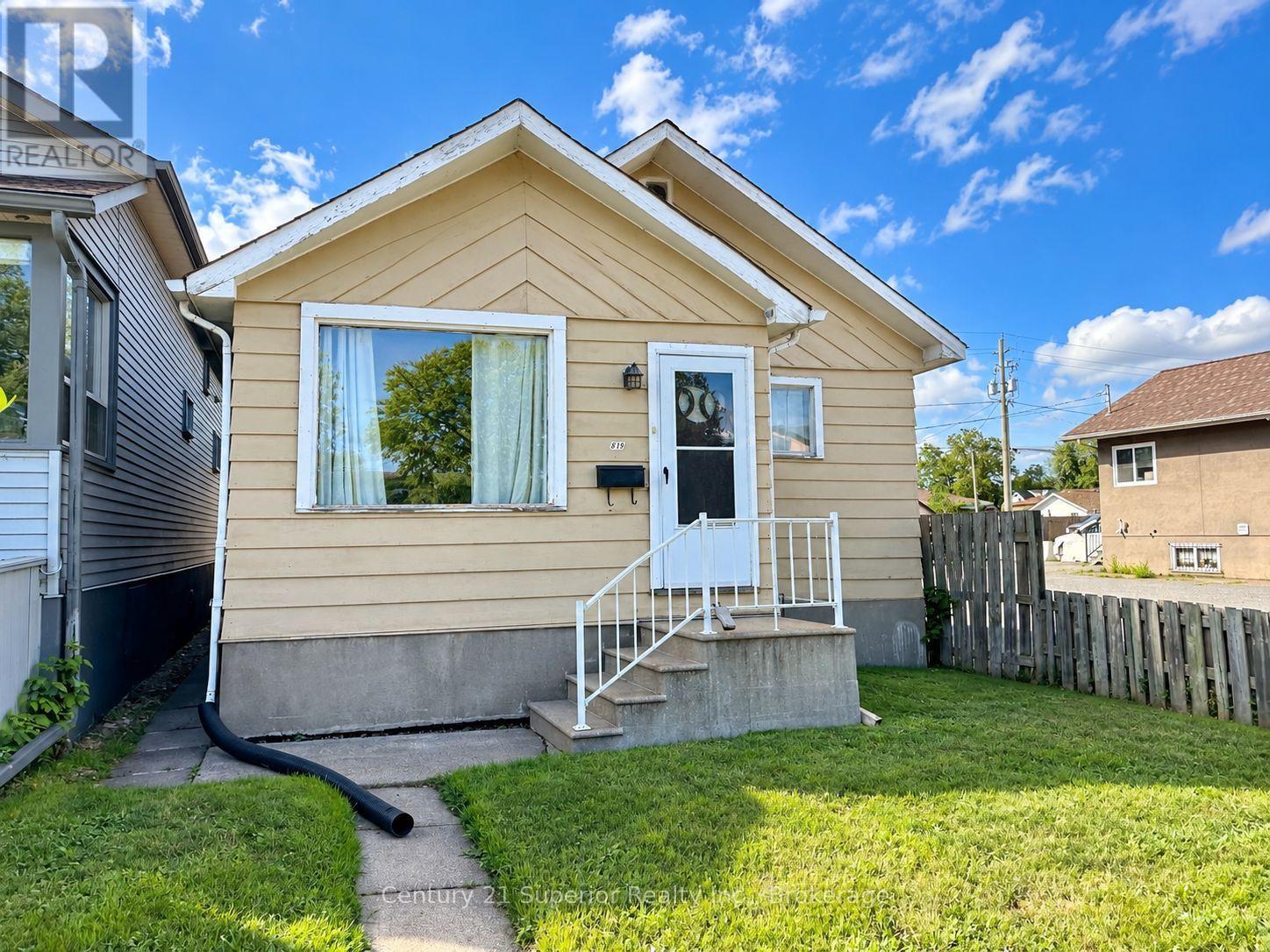 819 MAY STREET N - 4